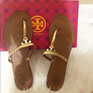 Gold T Logo Flat Thong-patent Saffiano